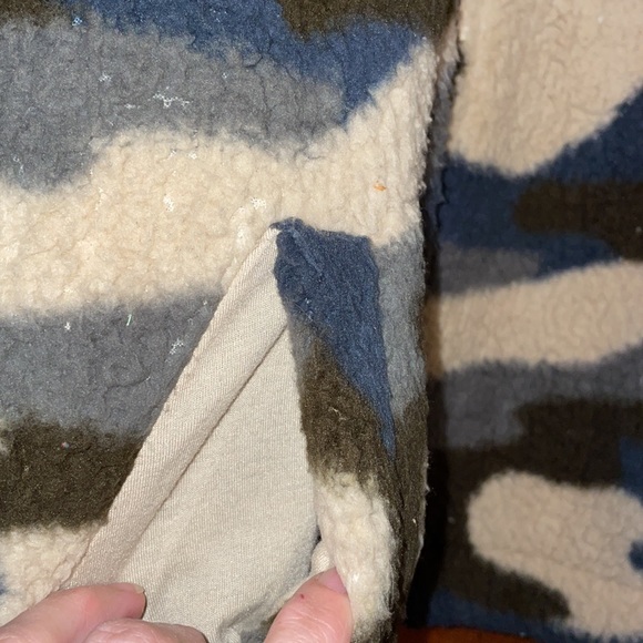 •SO•BLUE/GREEN/BROWN CAMO PRINTED SHERPA FULL ZIP FAUX FUR JACKET SIZE MEDIUM - Picture 3 of 7